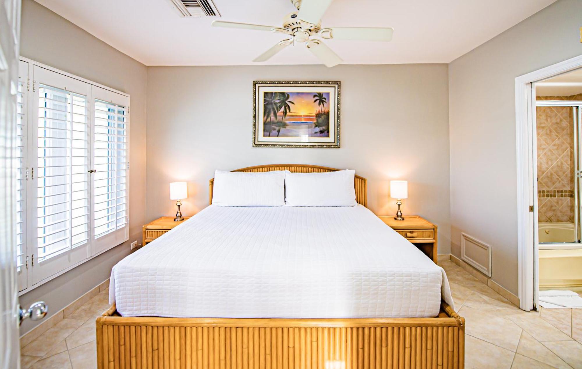 Seven Mile Beach Resort Джорджтаун Экстерьер фото