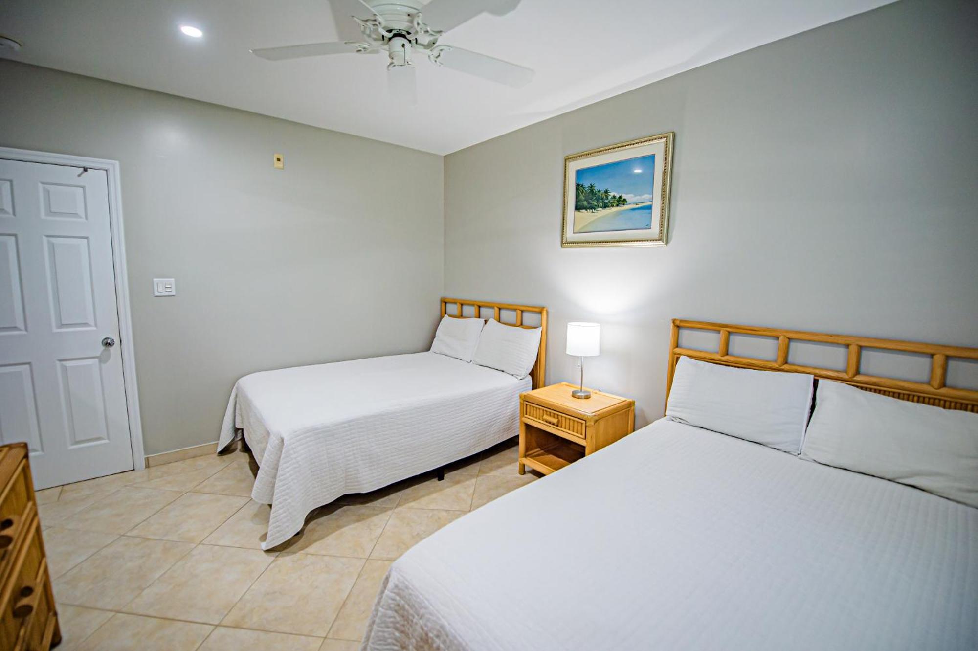 Seven Mile Beach Resort Джорджтаун Экстерьер фото