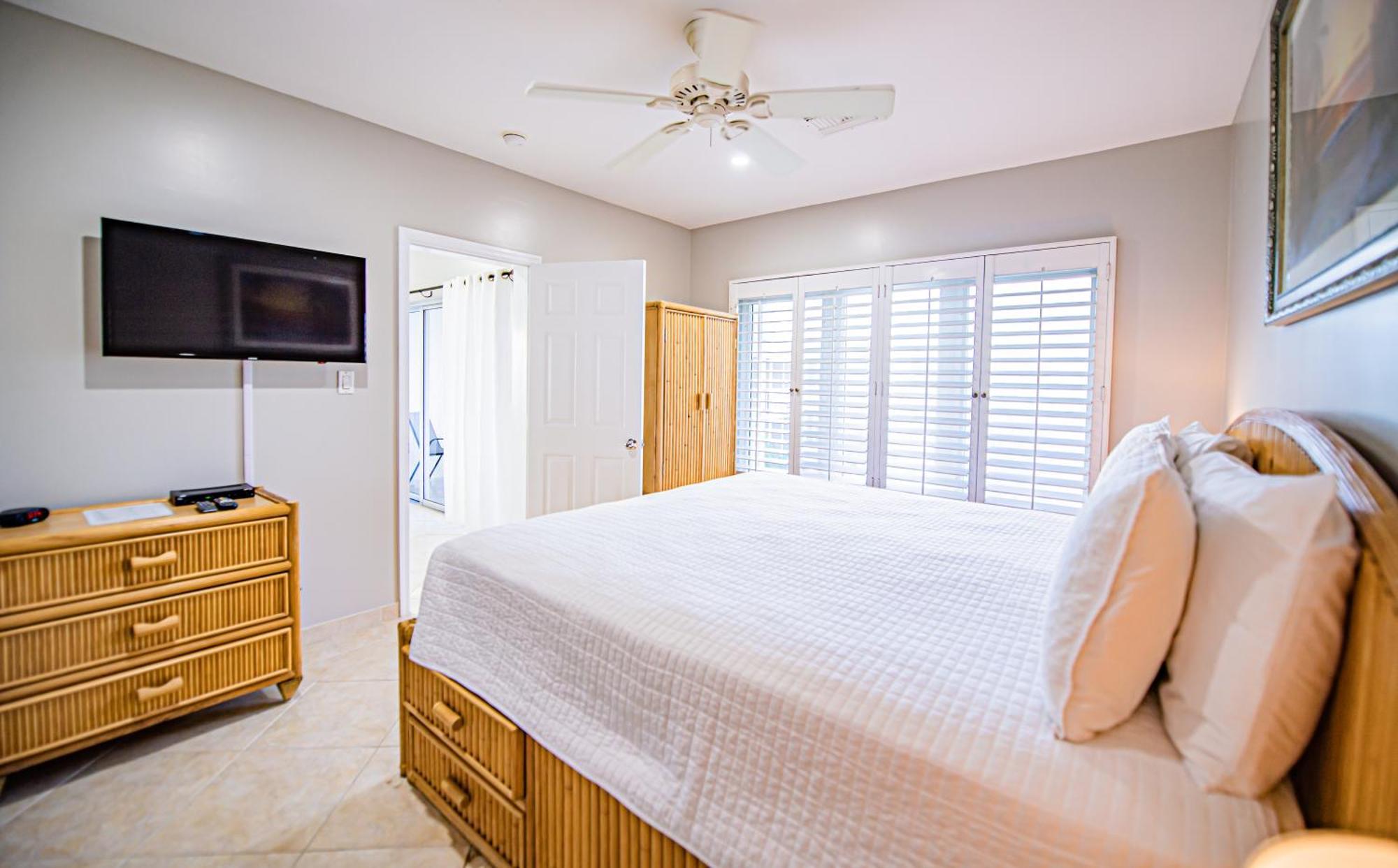 Seven Mile Beach Resort Джорджтаун Экстерьер фото