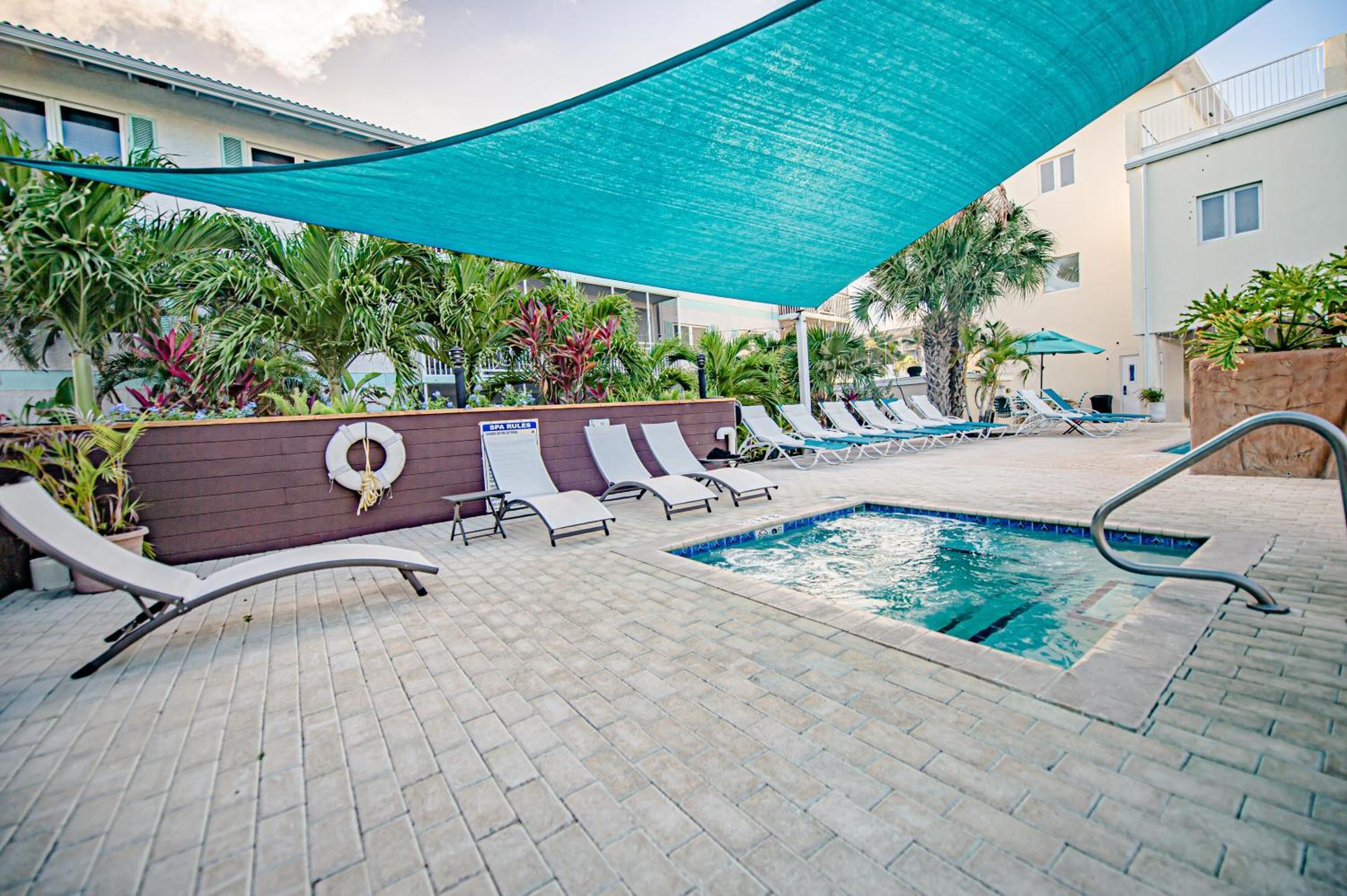 Seven Mile Beach Resort Джорджтаун Экстерьер фото