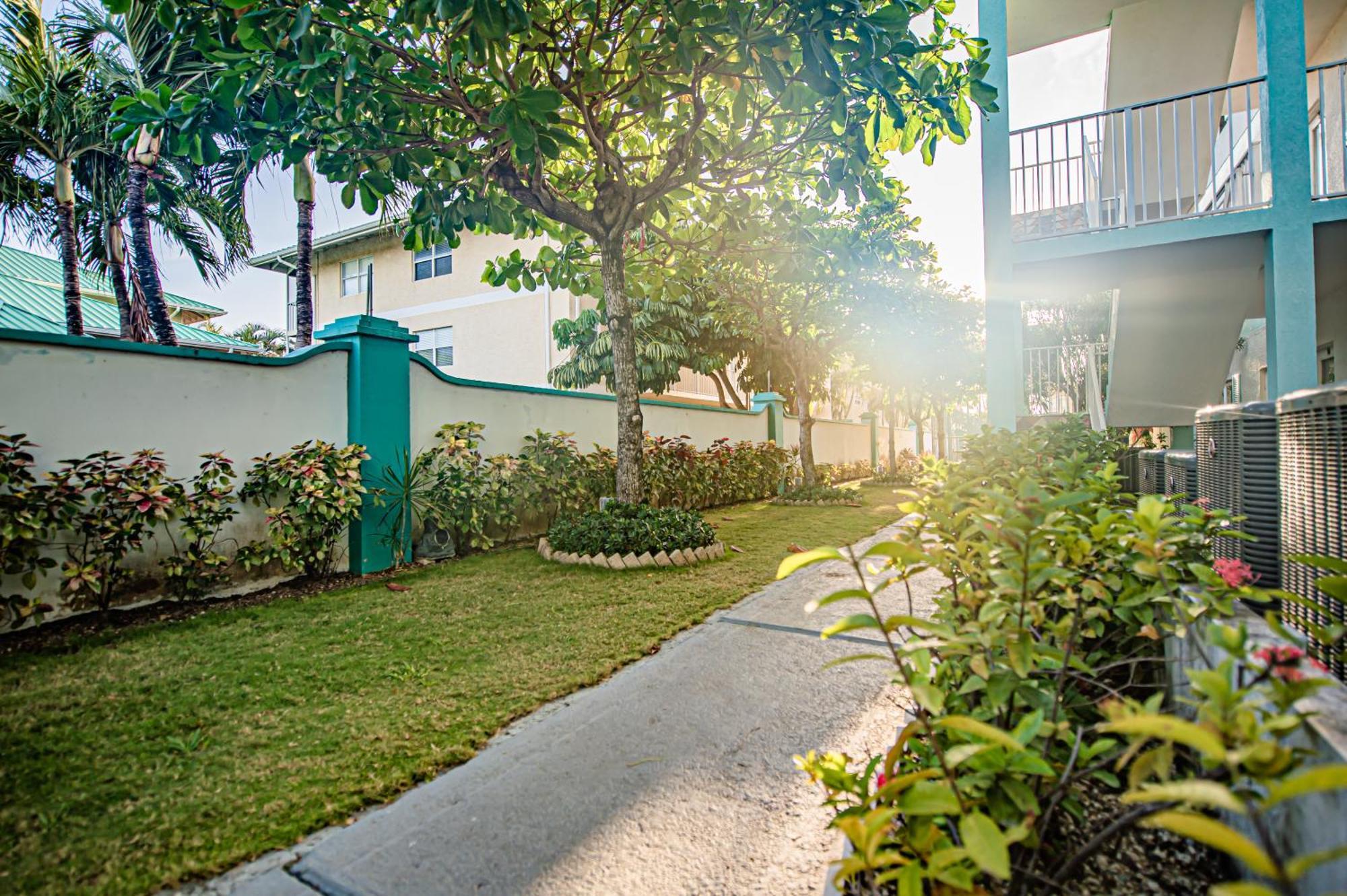 Seven Mile Beach Resort Джорджтаун Экстерьер фото