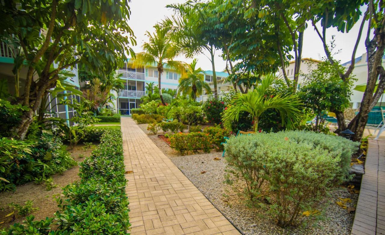 Seven Mile Beach Resort Джорджтаун Экстерьер фото